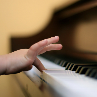 三岁的孩子提醒我为什么我们喜欢钢琴