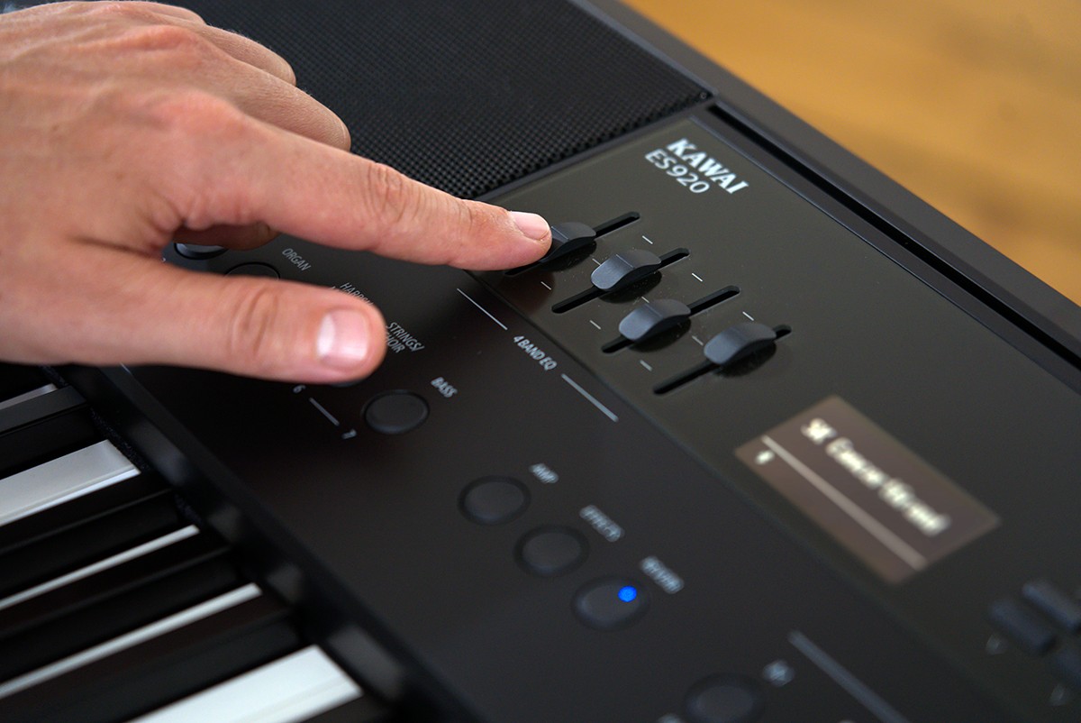 2021-ES920B-fader-hand 3.jpg